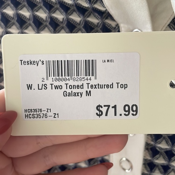 La Miel Two Toned Textured Top - Picture 3 of 9